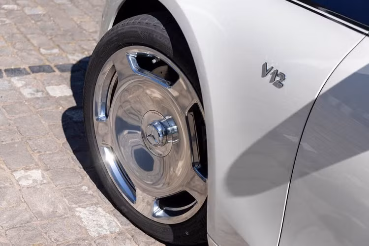 Trong khi đó, Mercedes-Maybach S 680 4Matic First Class 2021 dùng động cơ riêng là máy xăng V12, dung tích 6.0L với công suất tối đa 603 mã lực và mô-men xoắn cực đại 900 Nm. Động cơ này cũng đồng hành với hộp số tự động 9 cấp và hệ dẫn động 4 bánh toàn thời gian. Nhờ đó, xe có thể tăng tốc từ 0-100 km/h trong thời gian 4,5 giây.