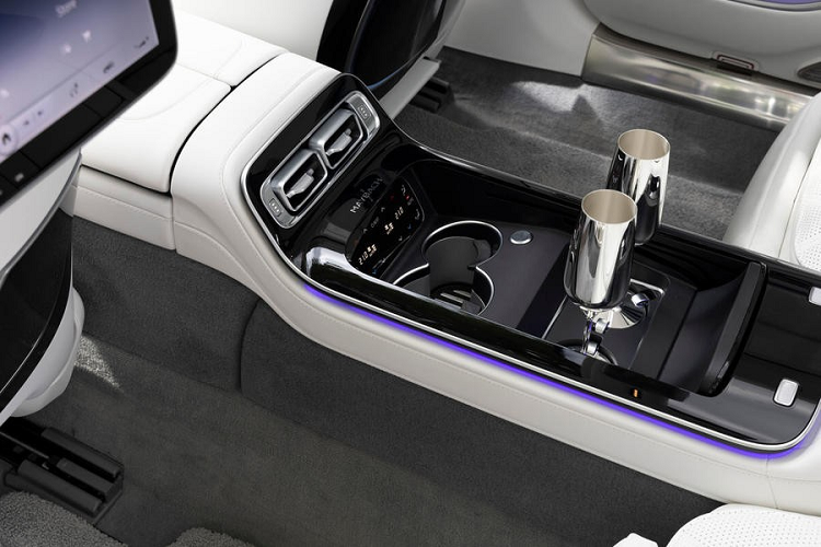 Ngoài ra, Mercedes-Maybach S 580 4Matic 2021 còn đi kèm hệ thống đánh lái bánh sau, bộ vành hợp kim 20 inch, hệ thống đèn pha kỹ thuật số Digital Light và hệ thống treo chủ động toàn phần mới, dựa trên hệ thống điện 48 V của xe.