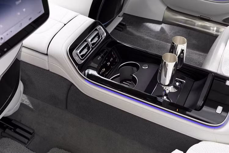 Ngoài ra, Mercedes-Maybach S 580 4Matic 2021 còn đi kèm hệ thống đánh lái bánh sau, bộ vành hợp kim 20 inch, hệ thống đèn pha kỹ thuật số Digital Light và hệ thống treo chủ động toàn phần mới, dựa trên hệ thống điện 48 V của xe.