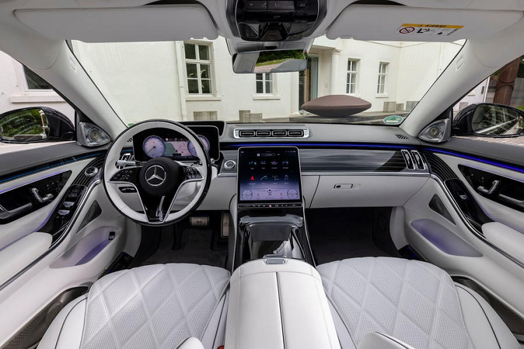 Động cơ này có sự hỗ trợ của hệ thống mild hybrid, giúp bổ sung 20 mã lực và 200 Nm khi cần. Kết hợp với hộp số tự động 9 cấp và hệ dẫn động 4 bánh toàn thời gian, động cơ cho phép mẫu xe siêu sang Mercedes-Maybach S-Class 2021 có thể tăng tốc từ 0-100 km/h trong thời gian chỉ 4,8 giây và đạt vận tốc tối đa 250 km/h.