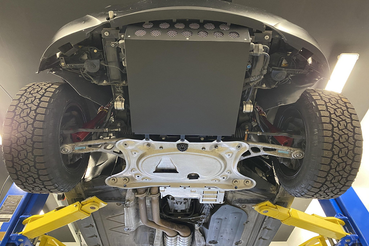 Bên cạnh hệ thống treo, khung gầm của chiếc BMW Z4 M cũng được nâng cấp và gia cố để phù hợp với điều kiện vận hành khó khăn ở tốc độ cao, chẳng hạn như đường đất sỏi hay sa mạc cát.