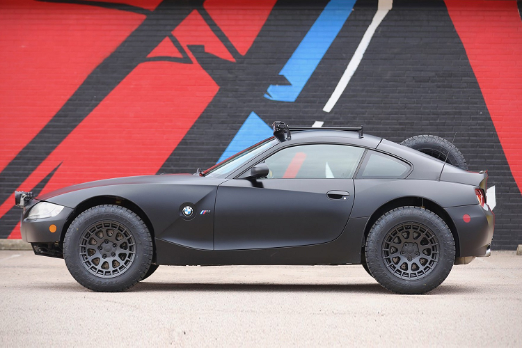 Được phát triển từ chiếc BMW Z4 M mui cứng đời 2007, bản độ được trang bị hệ thống treo Ground Control giúp nâng khoảng sáng gầm vài chục mm. Cùng với đó, bộ mâm được thay mới bằng loại Black Rhino 17 inch và lốp địa hình kích thước 235/65.