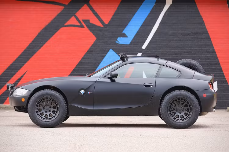 Được phát triển từ chiếc BMW Z4 M mui cứng đời 2007, bản độ được trang bị hệ thống treo Ground Control giúp nâng khoảng sáng gầm vài chục mm. Cùng với đó, bộ mâm được thay mới bằng loại Black Rhino 17 inch và lốp địa hình kích thước 235/65.