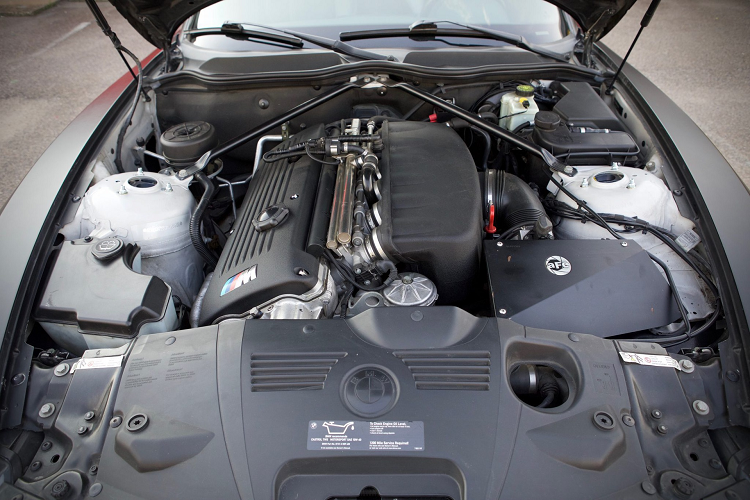 Cung cấp sức mạnh cho bản độ này là động cơ I6 3.2L của BMW, sản sinh công suất 330 mã lực và mô-men xoắn 355 Nm. BMW Z4 M sử dụng hộp số sàn 6 cấp, hệ dẫn động cầu sau và bộ vi sai hạn chế trượt.