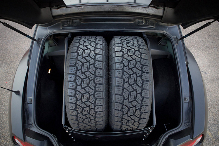 Sửa đổi chính ở phía sau là kính sau loại bỏ và cửa khoang hành lý được khoét để chiếc BMW Z4 có thể mang theo cặp lốp dự phòng.