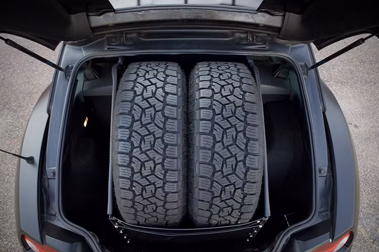 Sửa đổi chính ở phía sau là kính sau loại bỏ và cửa khoang hành lý được khoét để chiếc BMW Z4 có thể mang theo cặp lốp dự phòng.