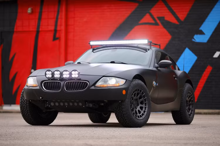  BMW Z4 Safari-Style độ là tên gọi của chiếc xe đang được bán đấu giá trực tuyến tại Mỹ bởi Bring a Trailer. Mẫu xe thể thao của BMW đã được chủ nhân nâng cấp theo phong cách xe đua địa hình hầm hố và ấn tượng.