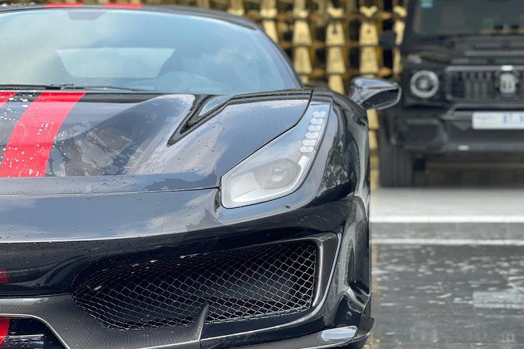 Dòng siêu xe Ferrari 488 Pista có đến 3 biến thể bao gồm bản tiêu chuẩn, phiên bản đặc biệt Ferrari 488 Pista Piloti được ra đời để kỷ niệm chiến thắng của đội đua AF Corse trong giải vô địch World Endurance Championship (WEC) 2017 hay Ferrari 488 Pista Spider đã có một chiếc về Việt Nam.