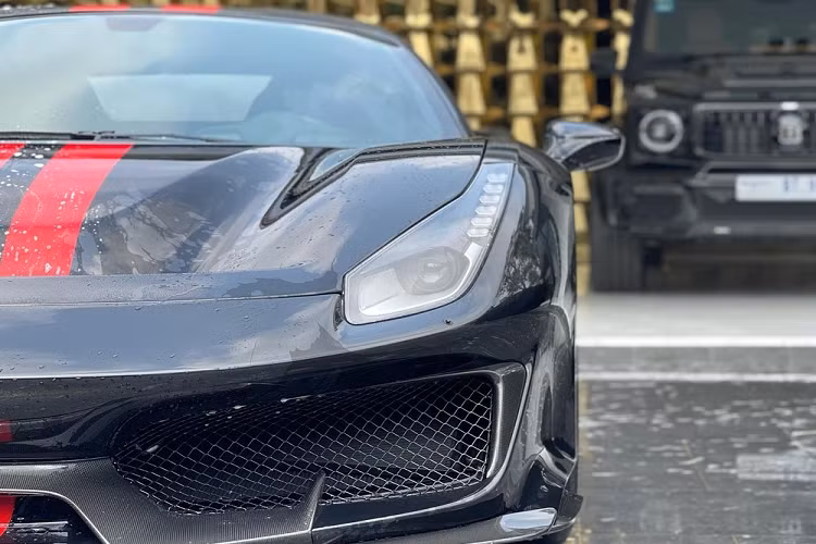 Dòng siêu xe Ferrari 488 Pista có đến 3 biến thể bao gồm bản tiêu chuẩn, phiên bản đặc biệt Ferrari 488 Pista Piloti được ra đời để kỷ niệm chiến thắng của đội đua AF Corse trong giải vô địch World Endurance Championship (WEC) 2017 hay Ferrari 488 Pista Spider đã có một chiếc về Việt Nam.