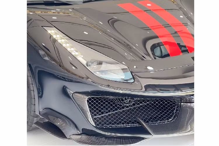 Chiếc siêu xe Ferrari 488 Pista tại Campuchia sở hữu bộ mâm 5 chấu kép sơn màu tối cùng với đó là kẹp phanh màu đỏ nổi bật. Chiếc xe Ferrari 488 Pista ở đất nước láng giềng này có khá nhiều chi tiết carbon và cả các chi tiết sơn đen nhám. Hiện vẫn chưa rõ mức giá xe Ferrari 488 Pista tại thị trường Campuchia, chỉ biết rằng, tại thị trường nước ngoài, siêu xe này có mức giá bán khởi điểm 325.000 USD, tương đương 7,4 tỷ đồng.