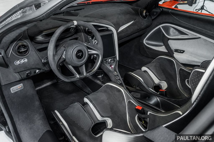 Bên cạnh yếu tố về thẩm mỹ ở khu vực đuôi xe, cánh gió này còn có tác dụng cuốn bay luồng hơi nóng ra khỏi khoang động cơ, qua đó hỗ trợ làm mát hệ truyền động. Cánh gió này còn có tác dụng như một bộ phanh sử dụng lực gió (airbrake), cũng như tối ưu hóa lực nén, giảm lực cản cho xe thông qua một loạt các chế độ cài đặt.