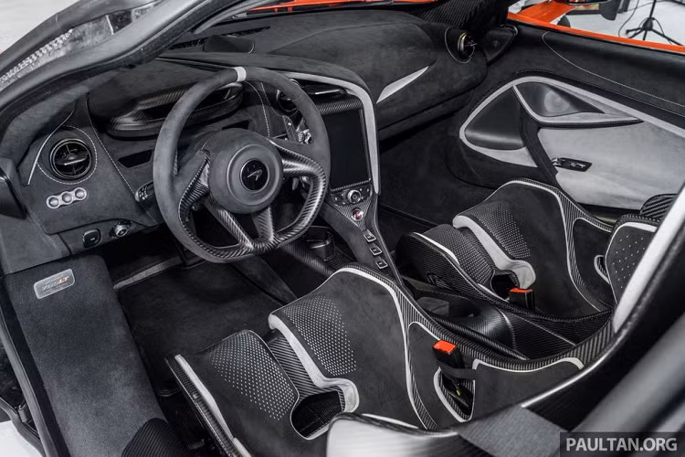 Bên cạnh yếu tố về thẩm mỹ ở khu vực đuôi xe, cánh gió này còn có tác dụng cuốn bay luồng hơi nóng ra khỏi khoang động cơ, qua đó hỗ trợ làm mát hệ truyền động. Cánh gió này còn có tác dụng như một bộ phanh sử dụng lực gió (airbrake), cũng như tối ưu hóa lực nén, giảm lực cản cho xe thông qua một loạt các chế độ cài đặt.