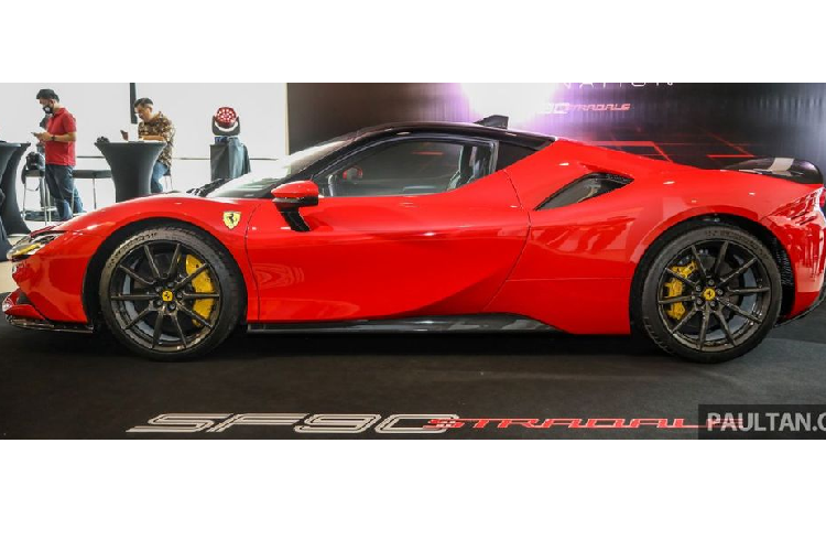 Về truyền động, Ferrari SF90 Stradale sử dụng động cơ xăng V8 tăng áp, dung tích 4.0L, cho ra công suất 769 mã lực và 800 Nm mô-men xoắn cực đại. Đi kèm với đó còn là hệ truyền động hybrid với 3 mô-tơ điện, cung cấp thêm 217 mã lực. Khi tổng hoà động cơ xăng và động cơ điện, tổng công suất mà Ferrari SF90 Stradale tạo ra lên tới 1.000 mã lực. Nhờ vậy, SF90 Stradale dễ dàng tăng tốc từ 0 - 100 km/h chỉ với 2,5 giây trước khi đạt vận tốc tối đa 340 km/h.
