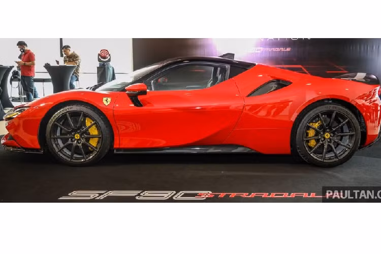 Về truyền động, Ferrari SF90 Stradale sử dụng động cơ xăng V8 tăng áp, dung tích 4.0L, cho ra công suất 769 mã lực và 800 Nm mô-men xoắn cực đại. Đi kèm với đó còn là hệ truyền động hybrid với 3 mô-tơ điện, cung cấp thêm 217 mã lực. Khi tổng hoà động cơ xăng và động cơ điện, tổng công suất mà Ferrari SF90 Stradale tạo ra lên tới 1.000 mã lực. Nhờ vậy, SF90 Stradale dễ dàng tăng tốc từ 0 - 100 km/h chỉ với 2,5 giây trước khi đạt vận tốc tối đa 340 km/h.