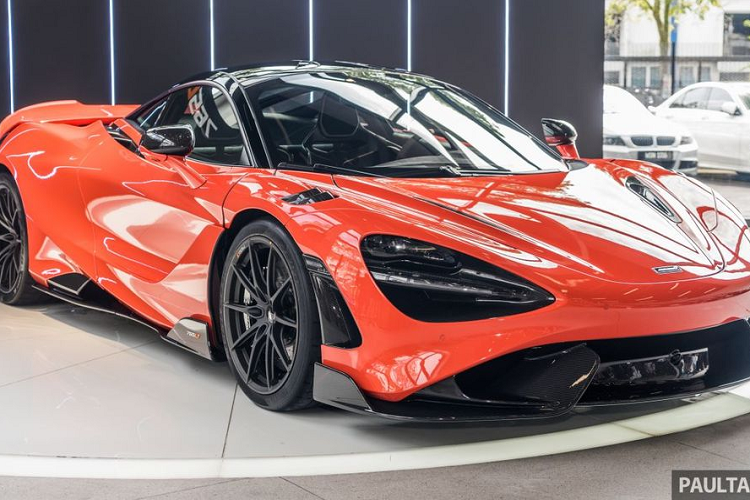 Một trong những trang bị đáng nói trên McLaren 765LT chính là bộ mâm 10 chấu cùng hệ thống phanh gốm-carbon với các kẹp phanh từ người anh em Senna. Nếu chưa thỏa mãn, khách hàng có thể đặt mua gói phanh phiên bản đua, bao gồm các má phanh hàng hiệu và các đĩa gốm carbon từ Senna. Trang bị này được công bố mang tới hiệu quả vượt trội hơn 60% so với đĩa carbon-gốm thông thường và có độ dẫn nhiệt tốt hơn 4 lần để giảm thiểu tình trạng hao mòn.