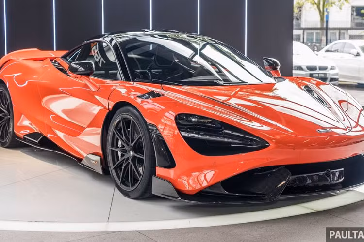 Một trong những trang bị đáng nói trên McLaren 765LT chính là bộ mâm 10 chấu cùng hệ thống phanh gốm-carbon với các kẹp phanh từ người anh em Senna. Nếu chưa thỏa mãn, khách hàng có thể đặt mua gói phanh phiên bản đua, bao gồm các má phanh hàng hiệu và các đĩa gốm carbon từ Senna. Trang bị này được công bố mang tới hiệu quả vượt trội hơn 60% so với đĩa carbon-gốm thông thường và có độ dẫn nhiệt tốt hơn 4 lần để giảm thiểu tình trạng hao mòn.