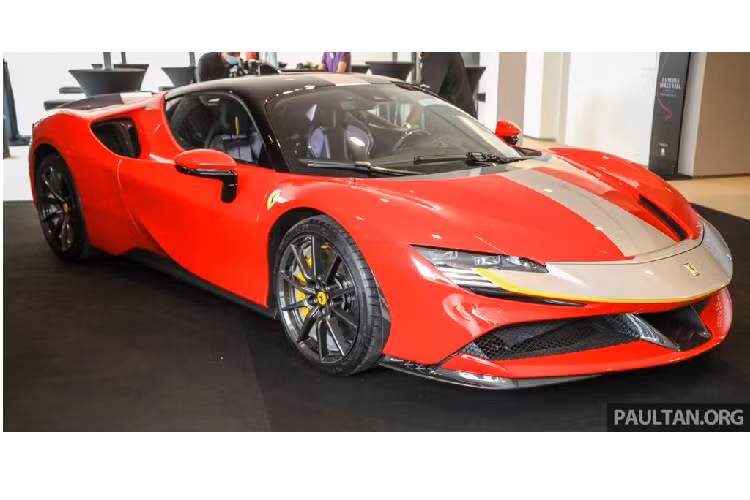 Đối với siêu phẩm Ferrari SF90 Stradale, chiếc xe được nữ doanh nhân 9X đặt mua có nước sơn ngoại thất màu đỏ truyền thống của gia đình Ferrari. Cách đây một thời gian, một tay chơi xe khét tiếng trong nước khác là doanh nhân Hoàng Kim Khánh cũng từng đăng đàn chia sẻ về việc đã đặt mua siêu phẩm này với "bộ cánh" màu vàng nổi bật.