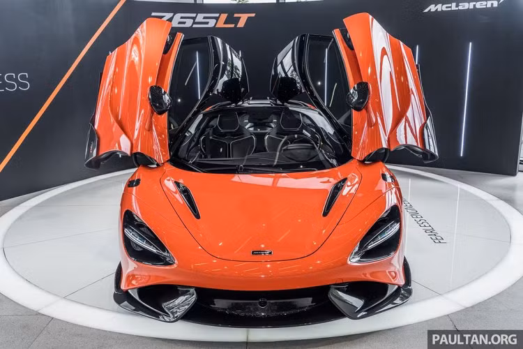 Đi kèm với đó là trang bị hộp số ly hợp kép 7 cấp cho phép quá trình sang số khi tăng tốc nhanh hơn 15% so với mẫu 720S. Từ đó, 765LT có thể tăng tốc từ 0 lên 96 km/h chỉ trong 2,7 giây và từ 0 lên 200 km/h trong 7,2 giây trước khi đạt tốc độ tối đa ở mức 330 km/h