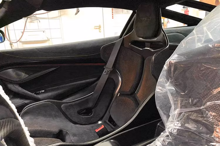 McLaren 765LT là mẫu xe sở hữu những đường nét thiết kế đặc trưng của hãng siêu xe nước Anh cùng gói trang bị khí động học được chế tạo hầu hết từ sợi carbon, bao gồm bộ chia gió phía trước cỡ lớn, bộ cản trước cũng như các vây bên sửa đổi. Ngoài ra, model này còn được trang bị ốp cánh cửa khá độc đáo, một bộ khuếch tán gió lớn hơn và đặc biệt là cánh lướt gió chuẩn Longtail phía sau.