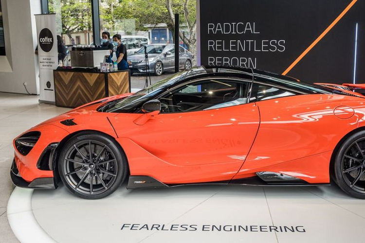 Sức mạnh trên 765LT đến từ khối động cơ V8 4.0 lít tăng áp kép, được cấu thành từ các pít-tông nhôm rèn, một bơm nhiên liệu bổ sung, một bơm dầu sửa đổi và hệ thống quản lý động cơ được hiệu chỉnh lại. Nhờ những sửa đổi này, khối máy sản sinh ra công suất cực đại 755 mã lực và lượng mô-men xoắn 799 Nm, vượt trội hơn 45 mã và 30 Nm so với chiếc 720S.