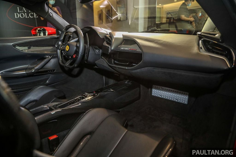 Về ngoại thất, Ferrari SF90 Stradale sở hữu phần ngoại hình nổi bật và bắt mắt với những đường nét thiết kế mềm mại pha trộn nét hiện đại, tinh tế, Ferrari SF90 Stradale tạo sự riêng biệt và không thể bị nhầm lẫn với những "người anh em" khác trong gia đình Ferrari.