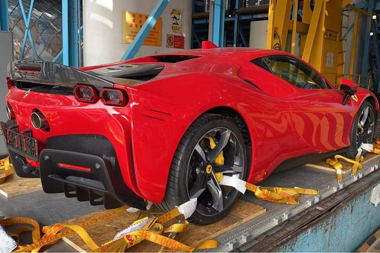 Nếu về nước trong thời gian tới, cả hai siêu xe Ferrari SF90 Stradale và McLaren 765LT có thể sẽ là những mẫu xe đầu tiên có mặt tại Việt Nam. Đây là một thông tin đang được rất nhiều tín đồ 4 bánh trong nước quan tâm bởi tính trong cả khu vực Đông Nam Á, bộ đôi Ferrari SF90 Stradale và McLaren 765LT còn rất hiếm.