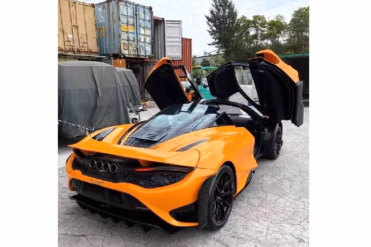 Tính tới thời điểm hiện tại, Thái Lan là quốc gia duy nhất trong khu vực Đông Nam Á có sự góp mặt của siêu phẩm McLaren 765LT. Tại Việt Nam, trước khi nữ doanh nhân 9x ở TP.Hồ Chí Minh đặt hàng siêu phẩm này thì hồi tháng 11/2020, cũng có một đơn vị kinh doanh xe tư nhân thông báo về việc chuẩn bị đưa siêu phẩm McLaren 765LT về nước.