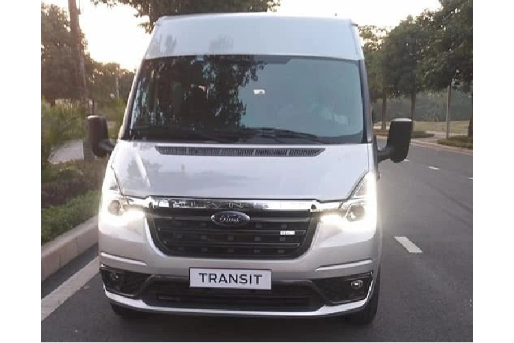 Bước vào bên trong Ford Transit 2022, người dùng Việt Nam sẽ thấy không gian nội thất khá giống với xe ở Trung Quốc. Cụ thể, xe cũng có vô lăng 4 chấu, ốp thêm kim loại và tích hợp phím chức năng để tạo cảm giác cao cấp hơn. Đằng sau vô lăng vẫn là bảng đồng hồ dạng analog như trước với màn hình nhỏ ở giữa.