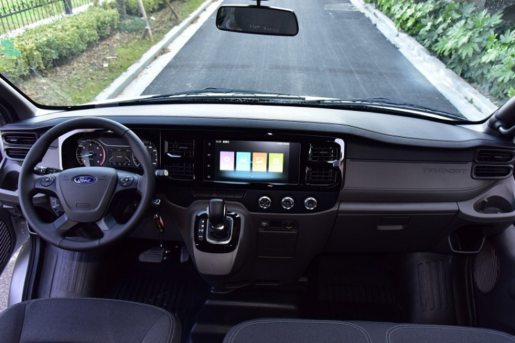 Ngoài ra, Ford Transit 2022 tại Việt Nam còn được trang bị màn hình thông tin giải trí dạng cảm ứng cỡ lớn, nằm giữa 4 cửa gió điều hòa trung tâm. Bên dưới màn hình là các núm xoay chỉnh điều hòa. Tuy nhiên, cần số của xe ở Việt Nam lại được thiết kế khác với Ford Transit Pro dành cho thị trường Trung Quốc.