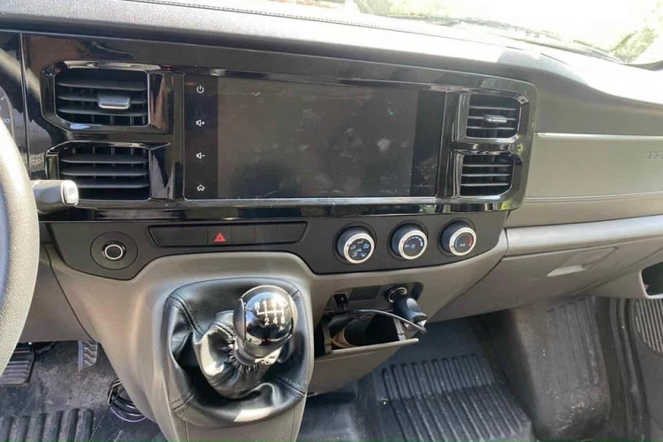 Trong khi đó, ở phiên bản cũ, mẫu xe này dùng động cơ diesel tăng áp, dung tích 2.4L, sản sinh công suất tối đa 138 mã lực tại tua máy 3.500 vòng/phút và mô-men xoắn cực đại 375 Nm tại tua máy 2.000 vòng/phút. Động cơ kết hợp với hộp số sàn 6 cấp và hệ dẫn động cầu sau.