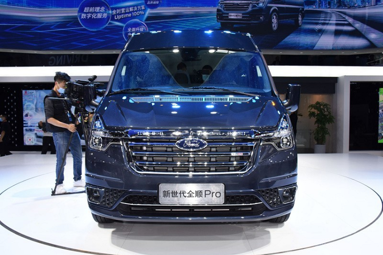 Trái với thiết kế đầu xe, thiết kế bên sườn của Ford Transit 2022 lại không thay đổi nhiều. Hiện chưa có hình ảnh chụp thiết kế đằng sau của mẫu xe chở khách này. Trong khi đó, xe tại Trung Quốc được trang bị đèn hậu LED nằm dọc và cản sau mới.