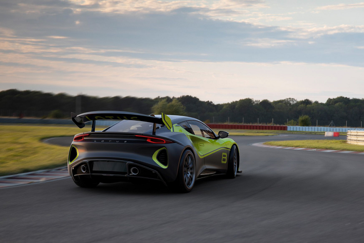 Chiếc xe đua được chế tạo thủ công dựa trên mẫu xe Lotus Emira bản thương mại nhưng có thêm các chi tiết nhằm tăng tính khí động học cho xe cũng như đáp ứng đúng theo tiêu chuẩn của hạng mục xe đua GT4, phù hợp với các quy định về an toàn cho người lái