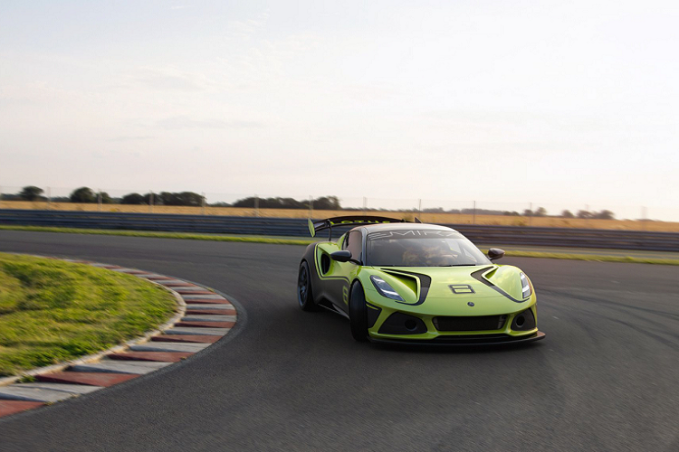 Phiên bản Lotus Emira GT4 2022 mới này được trang bị động cơ 3,5 lít V6 của Toyota có khả năng sản sinh công suất lên đến 400 mã lực tại 7.200 vòng/phút nhờ bộ siêu nạp Harrop TVS 1900. Sức mạnh được truyền tới trục sau thông qua hộp số xTrac sáu cấp với lẫy chuyển số và xe cũng được trang bị thêm bộ vi sai hạn chế trượt.