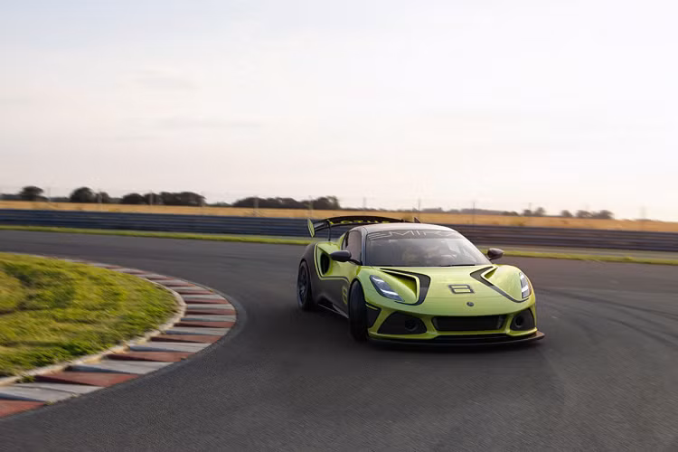 Phiên bản Lotus Emira GT4 2022 mới này được trang bị động cơ 3,5 lít V6 của Toyota có khả năng sản sinh công suất lên đến 400 mã lực tại 7.200 vòng/phút nhờ bộ siêu nạp Harrop TVS 1900. Sức mạnh được truyền tới trục sau thông qua hộp số xTrac sáu cấp với lẫy chuyển số và xe cũng được trang bị thêm bộ vi sai hạn chế trượt.