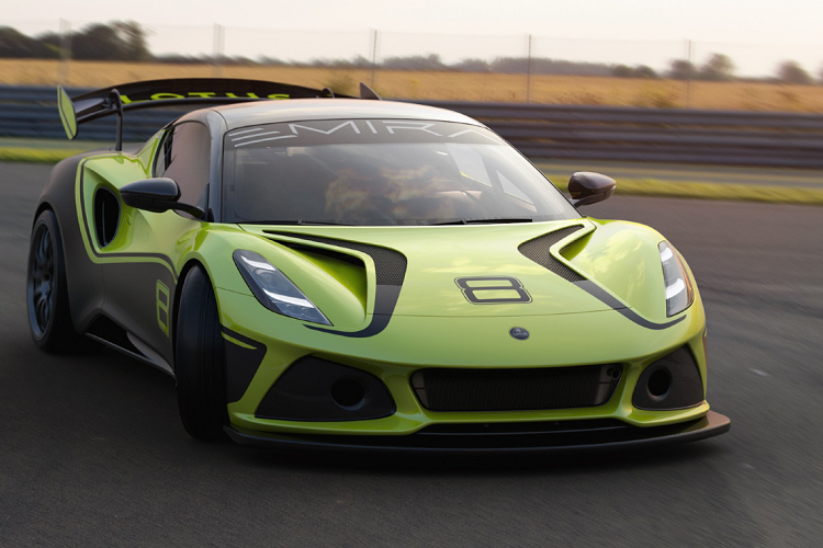 Hiện tại, Lotus vẫn chưa công bố những hình ảnh chi tiết về khoang nội thất của chiếc xe đua, tuy nhiên được biết, chiếc xe đua đươc trang bị bảng điều khiển do Motec cung cấp với chức năng ghi dữ liệu và một ghế đua. Xe cũng sở hữu loạt trang bị an toàn tuân thủ theo quy định của FIA bao gồm hệ thống khung chống lật an toàn, dây an toàn sáu điểm và bình chữa cháy.