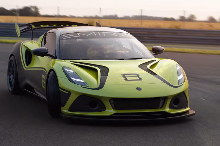 Hiện tại, Lotus vẫn chưa công bố những hình ảnh chi tiết về khoang nội thất của chiếc xe đua, tuy nhiên được biết, chiếc xe đua đươc trang bị bảng điều khiển do Motec cung cấp với chức năng ghi dữ liệu và một ghế đua. Xe cũng sở hữu loạt trang bị an toàn tuân thủ theo quy định của FIA bao gồm hệ thống khung chống lật an toàn, dây an toàn sáu điểm và bình chữa cháy.