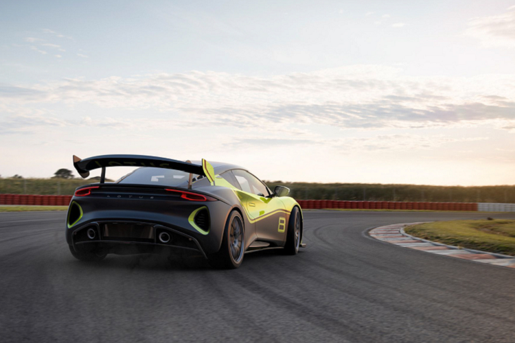 Ngoài ra, xe còn có một bình nhiên liệu 96 lít đã được FIA phê duyệt sẽ cho phép chạy được nhiều vòng hơn giữa mỗi lần tiếp nhiên liệu. Hiện tại, Lotus vẫn chưa công bố những hình ảnh chi tiết về khoang nội thất của chiếc xe đua, tuy nhiên được biết, chiếc xe đua đươc trang bị bảng điều khiển do Motec cung cấp với chức năng ghi dữ liệu và một ghế đua.