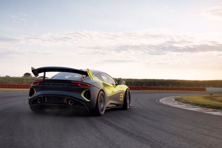 Ngoài ra, xe còn có một bình nhiên liệu 96 lít đã được FIA phê duyệt sẽ cho phép chạy được nhiều vòng hơn giữa mỗi lần tiếp nhiên liệu. Hiện tại, Lotus vẫn chưa công bố những hình ảnh chi tiết về khoang nội thất của chiếc xe đua, tuy nhiên được biết, chiếc xe đua đươc trang bị bảng điều khiển do Motec cung cấp với chức năng ghi dữ liệu và một ghế đua.