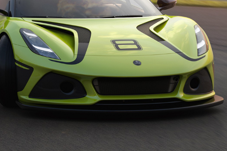 Xe cũng sở hữu loạt trang bị an toàn tuân thủ theo quy định của FIA bao gồm hệ thống khung chống lật an toàn, dây an toàn sáu điểm và bình chữa cháy. Ngoài ra, xe còn có một bình nhiên liệu 96 lít đã được FIA phê duyệt sẽ cho phép chạy được nhiều vòng hơn giữa mỗi lần tiếp nhiên liệu.