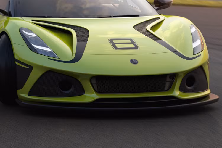 Xe cũng sở hữu loạt trang bị an toàn tuân thủ theo quy định của FIA bao gồm hệ thống khung chống lật an toàn, dây an toàn sáu điểm và bình chữa cháy. Ngoài ra, xe còn có một bình nhiên liệu 96 lít đã được FIA phê duyệt sẽ cho phép chạy được nhiều vòng hơn giữa mỗi lần tiếp nhiên liệu.