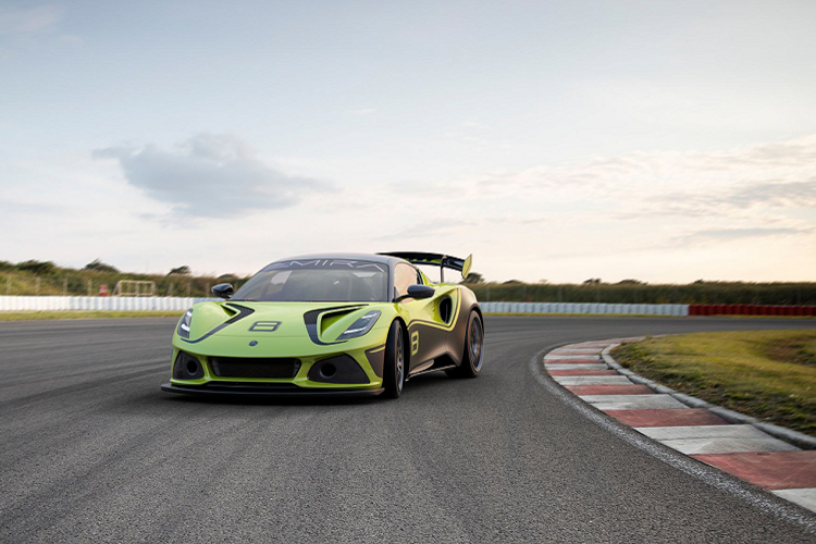 Về thiết kế, Emira GT4 vẫn giữ nguyên hệ thống khung gầm bằng nhôm và thân vỏ composite của xe sản xuất nhưng có bộ chia phía trước nổi bật, nắp hút gió mới và cánh gió lớn cố định phía sau. Mẫu xe thể thao độc đáo này đươc sơn màu xanh Neon kết hơp với màu đen đầy thể thao, hầm hố khiến chiếc xe đua trở nên đẹp hơn bao giờ hết. Xe cũng được trang bị bộ la-zăng 18 inch đi kem bộ lốp Pirelli GT4 có kích thước 265/645R18 ở phía trước và 305/680R18 ở phía sau.