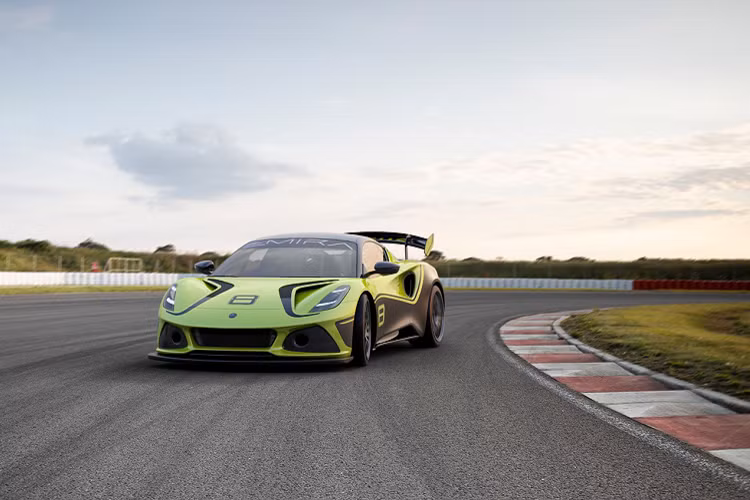 Về thiết kế, Emira GT4 vẫn giữ nguyên hệ thống khung gầm bằng nhôm và thân vỏ composite của xe sản xuất nhưng có bộ chia phía trước nổi bật, nắp hút gió mới và cánh gió lớn cố định phía sau. Mẫu xe thể thao độc đáo này đươc sơn màu xanh Neon kết hơp với màu đen đầy thể thao, hầm hố khiến chiếc xe đua trở nên đẹp hơn bao giờ hết. Xe cũng được trang bị bộ la-zăng 18 inch đi kem bộ lốp Pirelli GT4 có kích thước 265/645R18 ở phía trước và 305/680R18 ở phía sau.