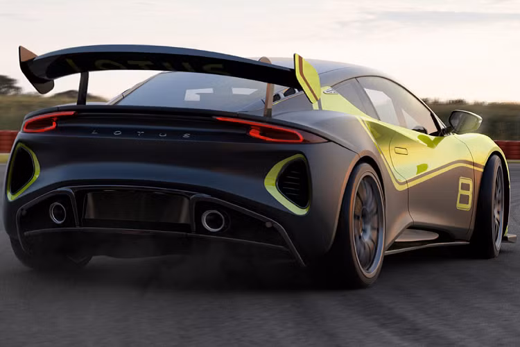 Lotus Emira GT4 được trang bị hệ thống treo bao gồm thanh đòn kép ở cả phía trước và phía sau. Thêm vào đó, xe cũng được lắp đặt thêm bộ giảm chấn cuộn Öhlins và thanh chống lật giúp bảo đảm an toàn một cách tối đa cho người lái. Thương hiệu cũng đem tới cho chiếc Emira GT4 đĩa phanh Alcon và bộ cùm phanh sử dụng ABS của Bosch Motorsport.