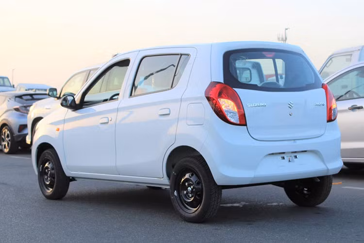 Tại Ấn Độ, Suzuki Alto 2022 có thể sẽ tiếp tục dùng động cơ xăng 3 xi-lanh, dung tích 800 cc như cũ. Động cơ này tạo ra công suất tối đa chỉ 47 mã lực và mô-men xoắn cực đại 69 Nm. Bên cạnh đó là động cơ xăng 3 xi-lanh, dung tích 1.0L mới với công suất tối đa 67 mã lực và mô-men xoắn cực đại 90 Nm.