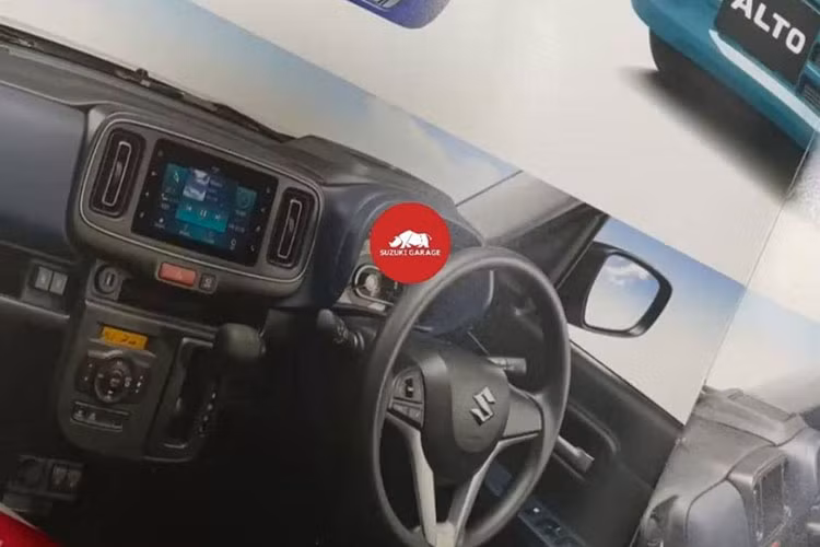 Tương tự ngoại thất, nội thất của Suzuki Alto 2022 cũng được làm mới cả về thiết kế lẫn trang bị. So với thế hệ cũ, mẫu xe này được trang bị tốt hơn với màn hình thông tin giải trí nhỏ, nằm giữa 2 cửa gió điều hòa trung tâm đặt dọc và các nút chỉnh điều hòa mới. Ngoài ra, Suzuki Alto 2022 còn có vô lăng mới, tích hợp phím chỉnh âm lượng hoặc kết nối Bluetooth.