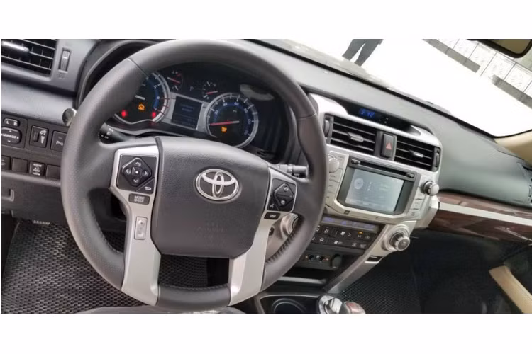 Nếu so với “người anh em” Land Cruiser Prado nhập chính hãng sử dụng máy xăng 2.7L, 4Runner nhập Mỹ nổi trội hơn nhờ vào động cơ xăng V6 4.0L dung tích lớn vận hành mạnh mẽ, đi kèm với nhiều an toàn theo “chuẩn Mỹ” đồng thời mang sự độc đáo “hiếm có khó tìm” tại Việt Nam.