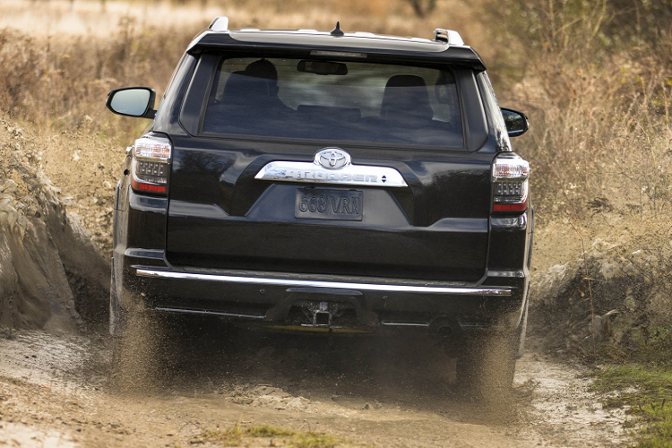 Giá xe Toyota 4Runner đời 2013 bản Limited đã qua sử dụng này đang được chào bán khoảng 2,2 tỷ đồng, vẫn rẻ hơn một nửa so với lựa chọn xe mới (nhập tư) có giá sau thuế không dưới 4 tỷ đồng. Nếu so với 2 lựa chọn “đập hộp” xe mới, Toyota 4Runner tuy đã qua sử dụng, nhưng nó vẫn đáng sở hữu nhờ mang nhiều ưu điểm nổi bật. Cụ thể, trong danh mục sản phẩm của Toyota Mỹ, 4Runner chỉ được định vị dưới Land Cruiser nhưng xếp trên mẫu CUV Highlander – mẫu xe đối thủ của Ford Explorer.