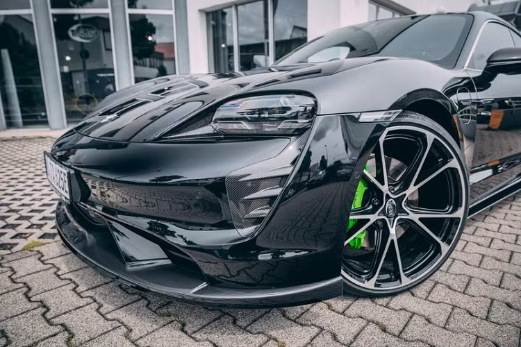 Ngoài ra, ốp sườn và vỏ gương chiếu hậu sợi carbon cũng thuộc gói nâng cấp của TechArt. Ở phía sau, huy hiệu Porsche đã được thay thế bằng tên hãng độ TechArt và đuôi xe mạnh mẽ hơn với cánh lướt gió mới, bộ khuếch tán sửa đổi và cản sau mở rộng.