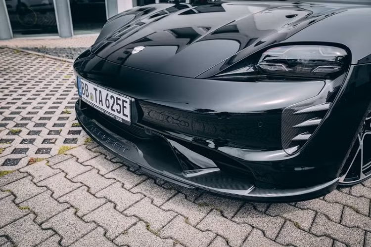 Cụ thể, phần đầu Porsche Taycan độ TechArt được tô điểm bởi bộ chia sợi carbon, khe gió trung tâm sợi carbon, viền đèn pha và vây gió 2 bên cũng làm bằng sợi carbon. Trong khi đó, thân xe trở nên ấn tượng nhờ bộ mâm TechArt Formula VI 22 inch mà hãng độ đã giới thiệu riêng cho Taycan từ tháng 6 năm ngoái.