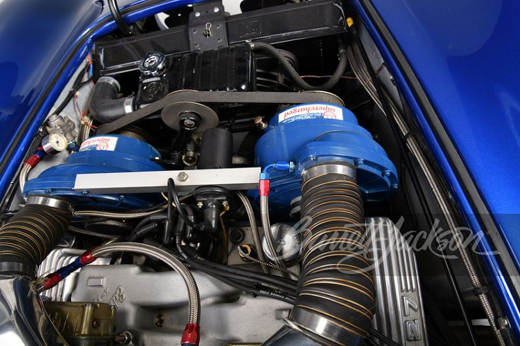 Việc trang bị một cặp bộ siêu nạp cho động cơ V8 đòi hỏi phải tạo ra một mui xe "thửa riêng", ở tại thời điểm đó, chiếc Cobra này đã có công suất lên tới 800 mã lực, mạnh hơn nhiều siêu xe ngày nay.